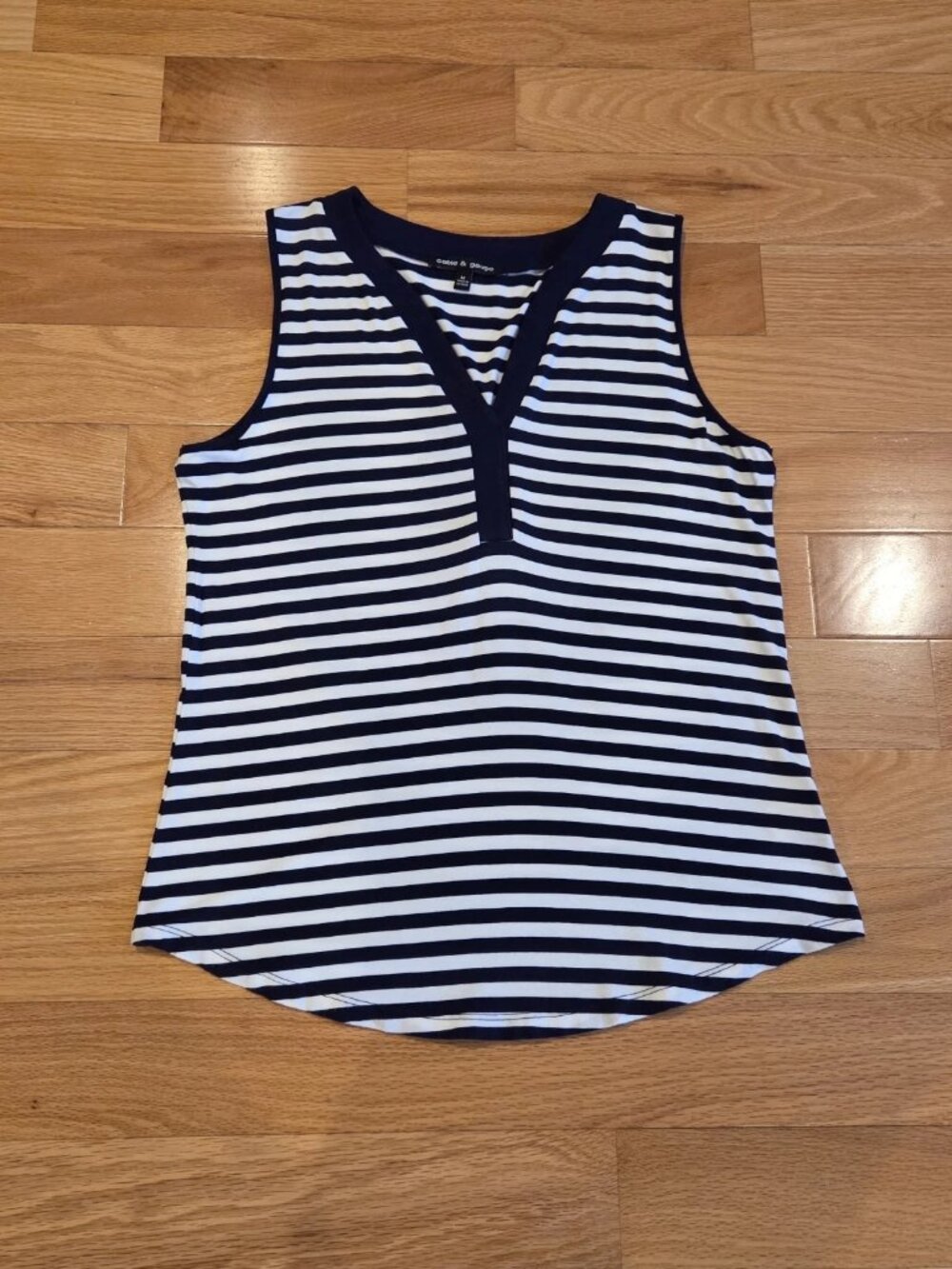 Cable & Gauge Women's Medium Navy Blue & White Striped V-Neck Sleeveless Top